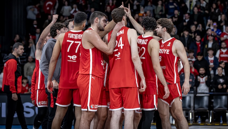 12 DEV ADAM İSVİÇRE’Yİ FARKLI GEÇTİ