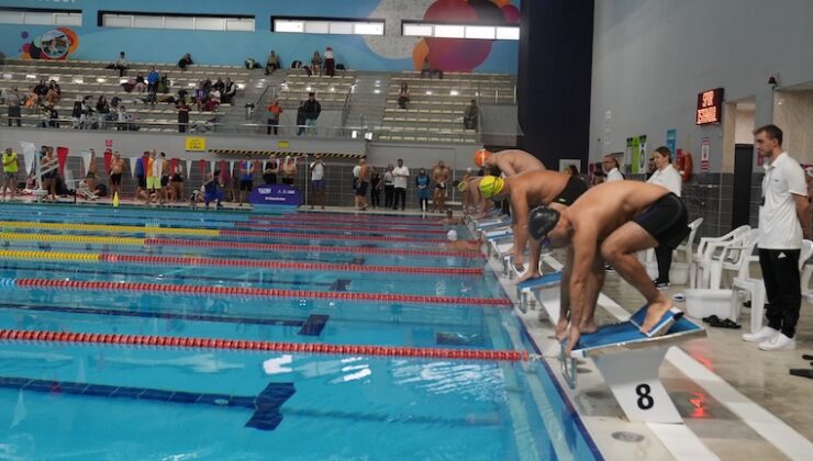 Her Yaştan Yüzücü Şampiyonluk İçin Kulaç Attı