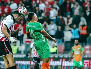 SAMSUNSPOR EVİNDE PUAN KAYBETTİ