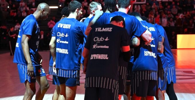 ANADOLU EFES KAYBETMEYE ALIŞTI!