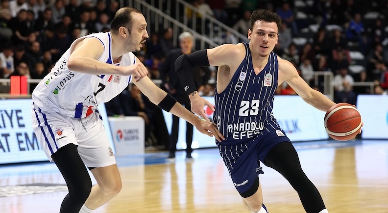 EFES İLK YARIYI GALİBİYETLE KAPATTI