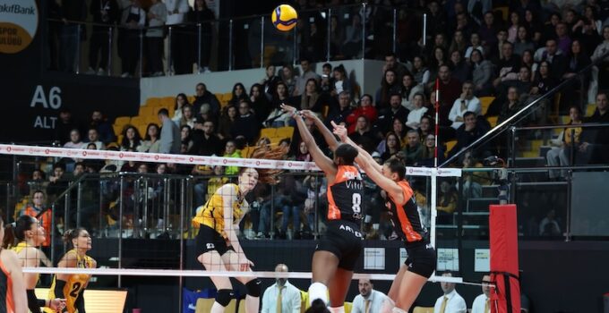 İSTANBUL DERBİSİNİ ECZACIBAŞI KAZANDI