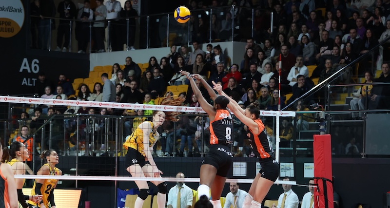 İSTANBUL DERBİSİNİ ECZACIBAŞI KAZANDI