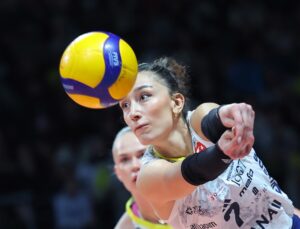 VOLEYBOL DERBİSİ FENERBAHÇE’NİN