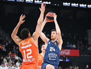 ANADOLU EFES GALİBİYETİ HATIRLADI!