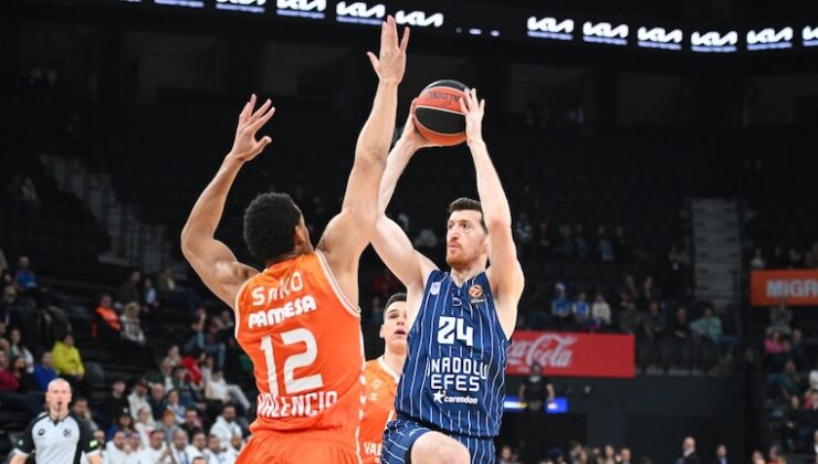 ANADOLU EFES GALİBİYETİ HATIRLADI!