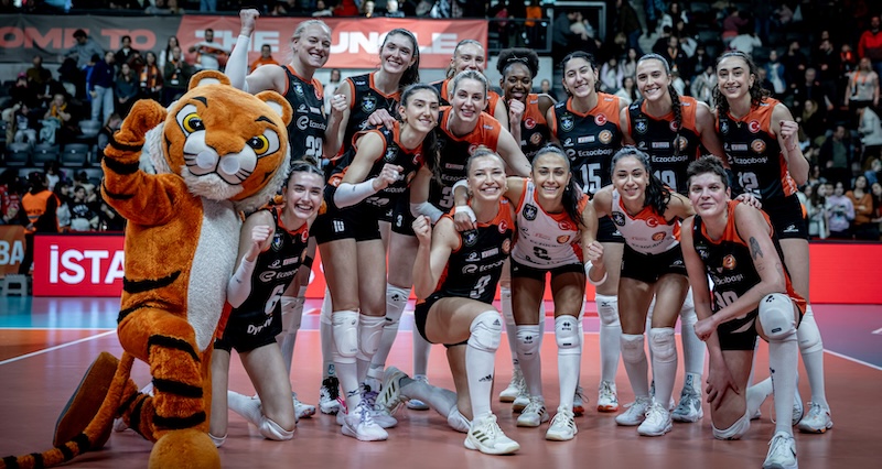 ECZACIBAŞI DYNAVİT ZİRVE TAKİBİNDE