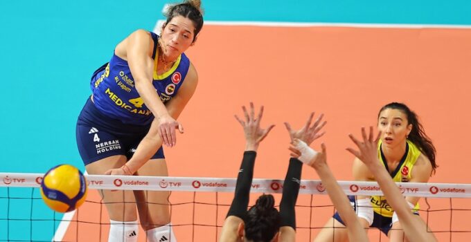 FENERBAHÇE RAKİBİNE SET VERMEDİ