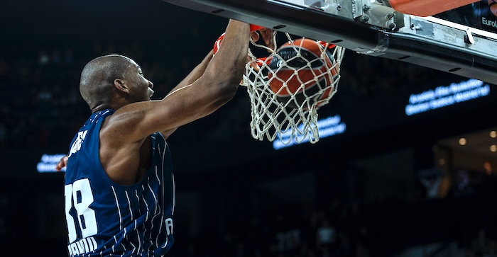 Kai Jones Anadolu Efes’te Kaldı