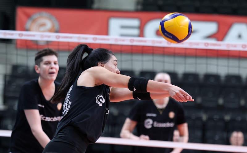 Eczacıbaşı Dynavit ile Vakıfbank Yarı Final İçin Parkeye Çıkıyor
