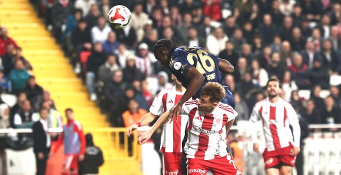 FENERBAHÇE PUAN DAĞITMAYA DEVAM!