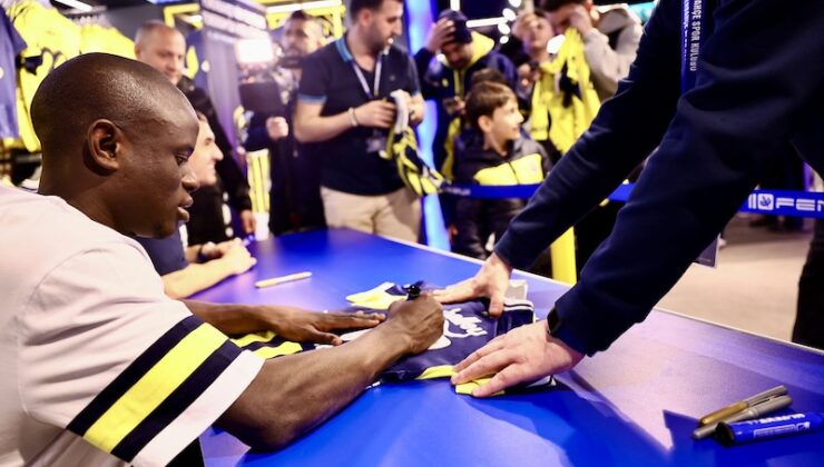 FENERIUM’DA YILDIZLI İMZA GÜNÜ