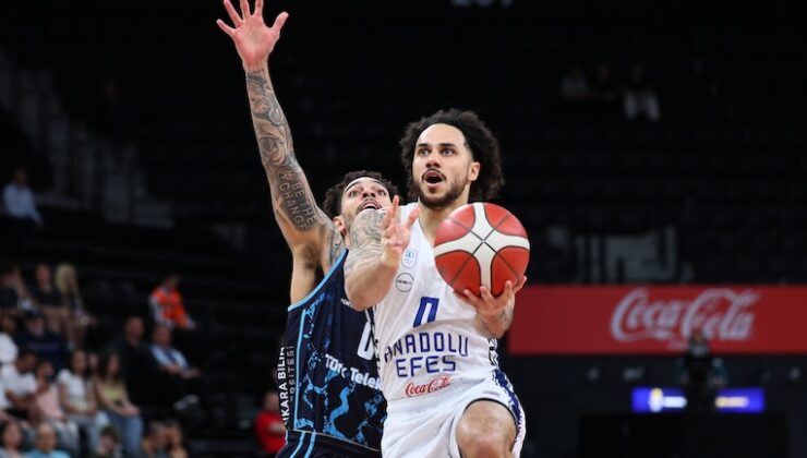 ANADOLU EFES SERİDE ÖNE GEÇTİ