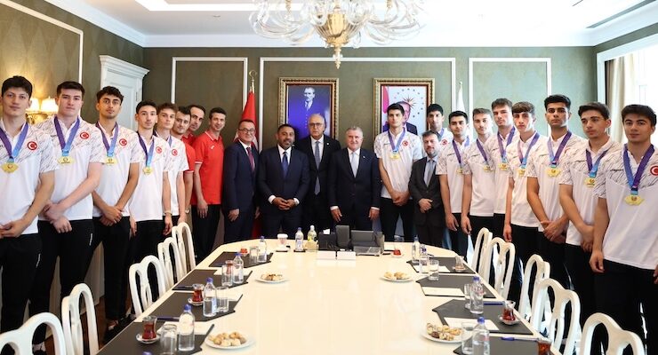 BAKAN BAK’TAN ŞAMPİYONLARA TEBRİK