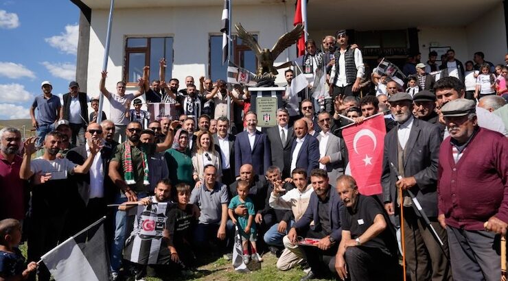 BEŞİKTAŞ KÖYÜNE KARTAL HEYKELİ