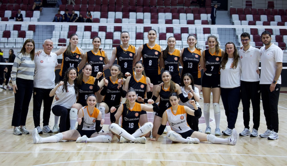Eczacıbaşı Genç Kız Takımı Finalde
