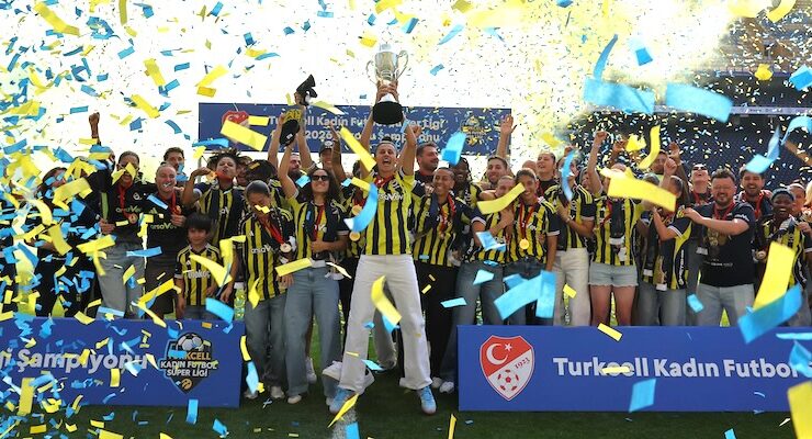 FENERBAHÇE ŞAMPİYONLUK KUPASINI ALDI