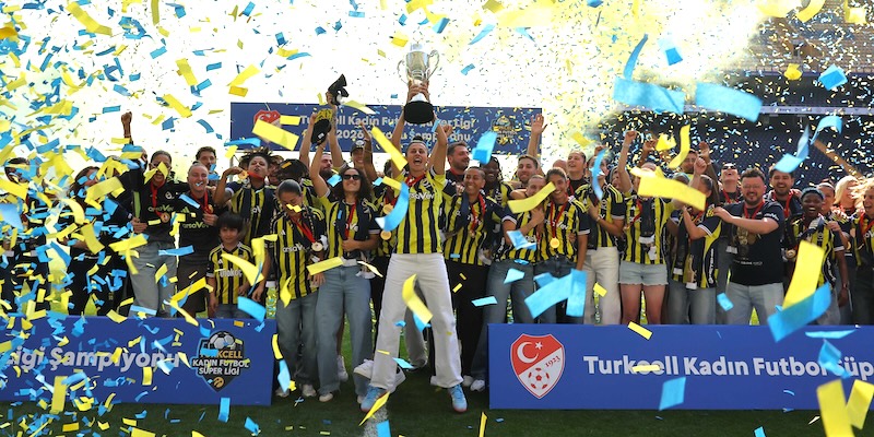 FENERBAHÇE ŞAMPİYONLUK KUPASINI ALDI