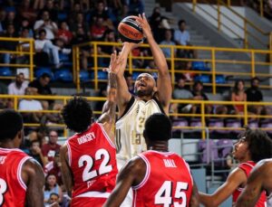 FENERBAHÇE SON ÇEYREKTE YIKILDI