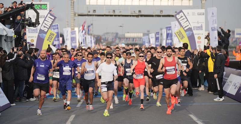 İSTANBUL YARI MARATONU’NA İKİZLER DAMGASI