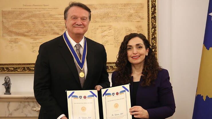 KOSOVA’DAN HASAN ARAT’A BÜYÜK ONUR