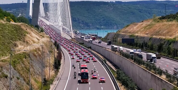 MİLLÎLERE ANLAMLI UĞURLAMA