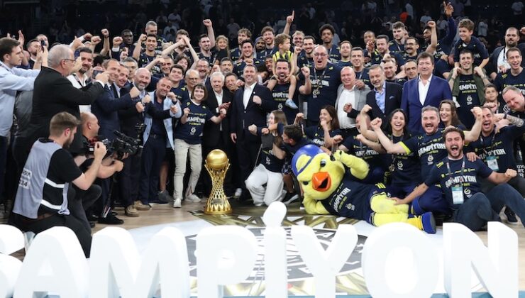ŞAMPİYON FENERBAHÇE KUPASINI ALDI