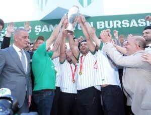 Trendyol 1. Lig’e Yükselen Bursaspor Kupasını Aldı