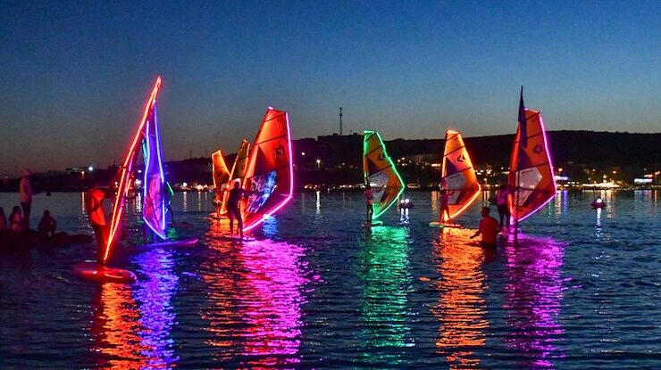 Alaçatı Windfest’te Işıklı Sörf Gösterisi