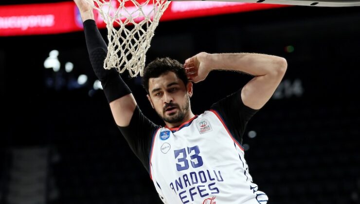 ANADOLU EFES ÜÇTE ÜÇ YAPTI