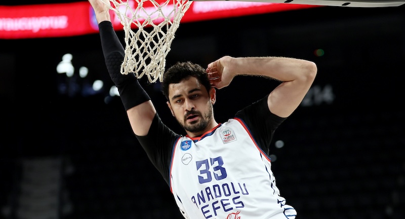 ANADOLU EFES ÜÇTE ÜÇ YAPTI